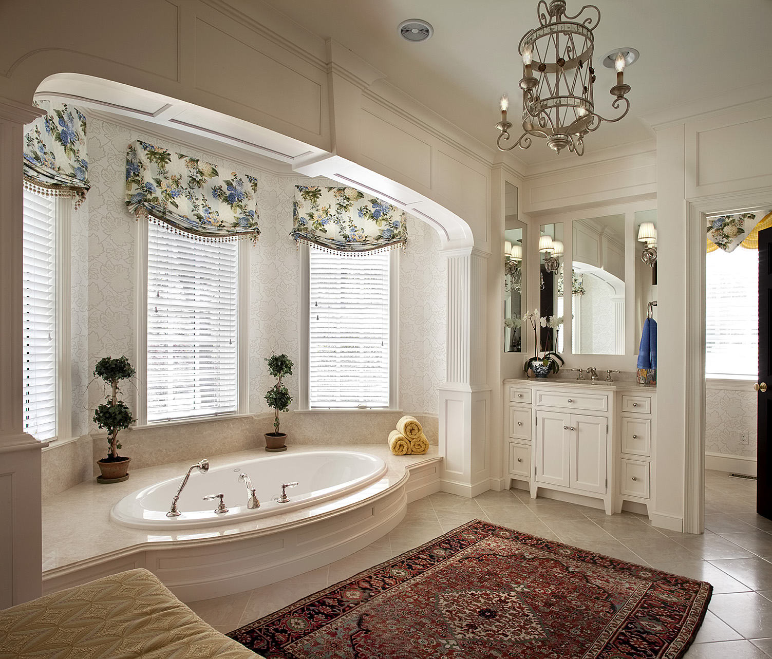 Ванная комната шире ванны. Роскошные Ванные комнаты. Ванная в классическом стиле. Красивые классические Ванные комнаты. Красивые большие Ванные комнаты.